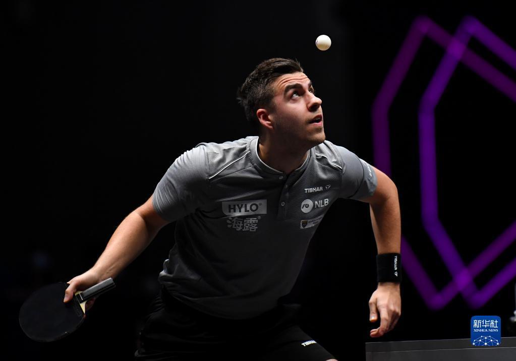 观众通过电 观众通过电