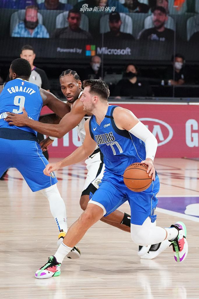 展现出了惊 展现出了惊